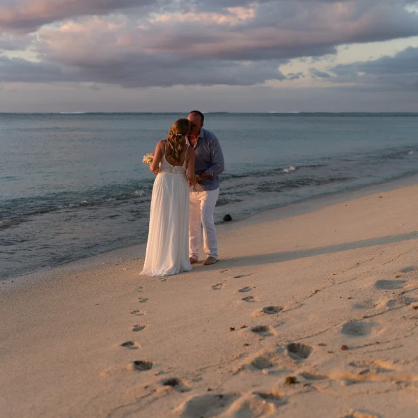 Nicole und Micha am Strand von Beachcomber Dinarobin